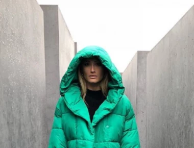 Ιωάννα Τούνη: Με ανοιχτά τα πόδια στο Μνημείο του Ολοκαυτώματος - Δείτε φωτό